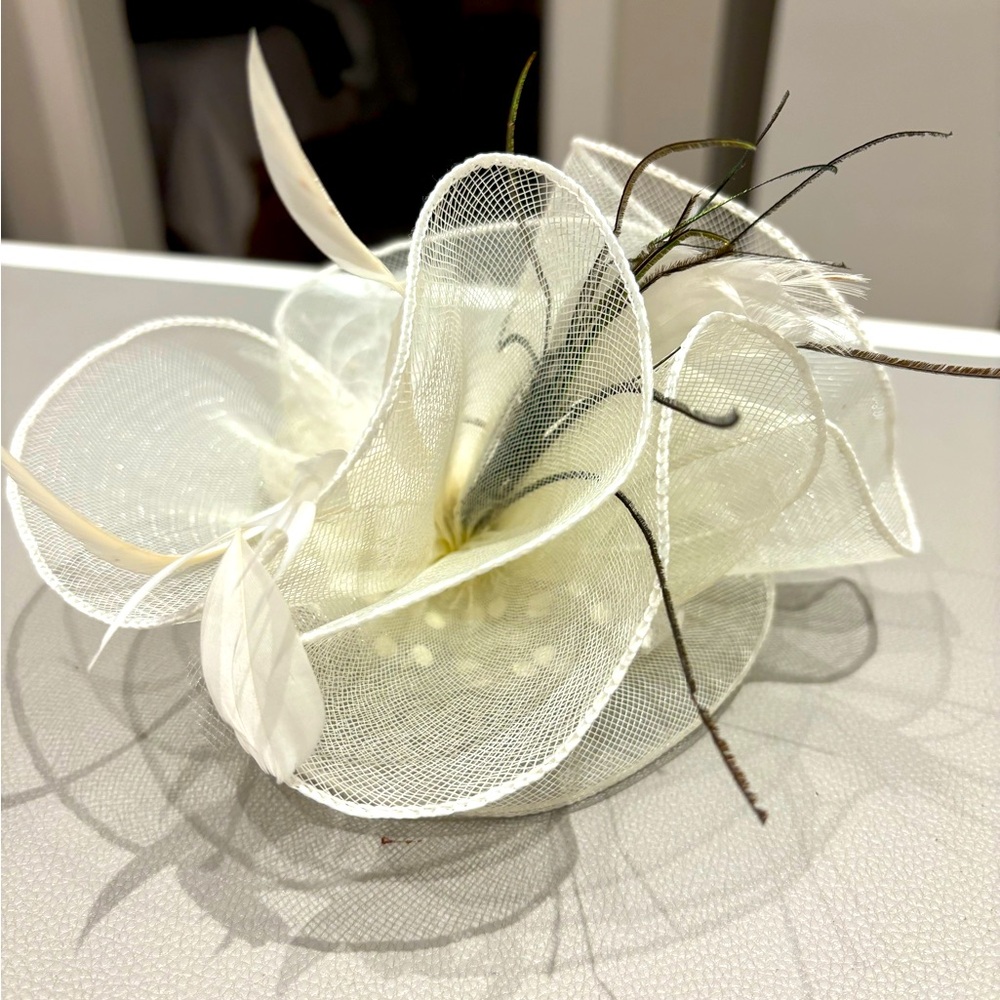 White feather fascinator